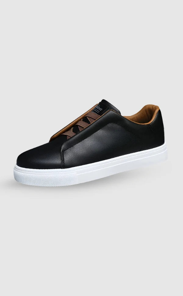 Sneakersy męskie skórzane minimalistyczne z czarną cholewką, brązowymi akcentami i białą podeszwą na jasnym tle