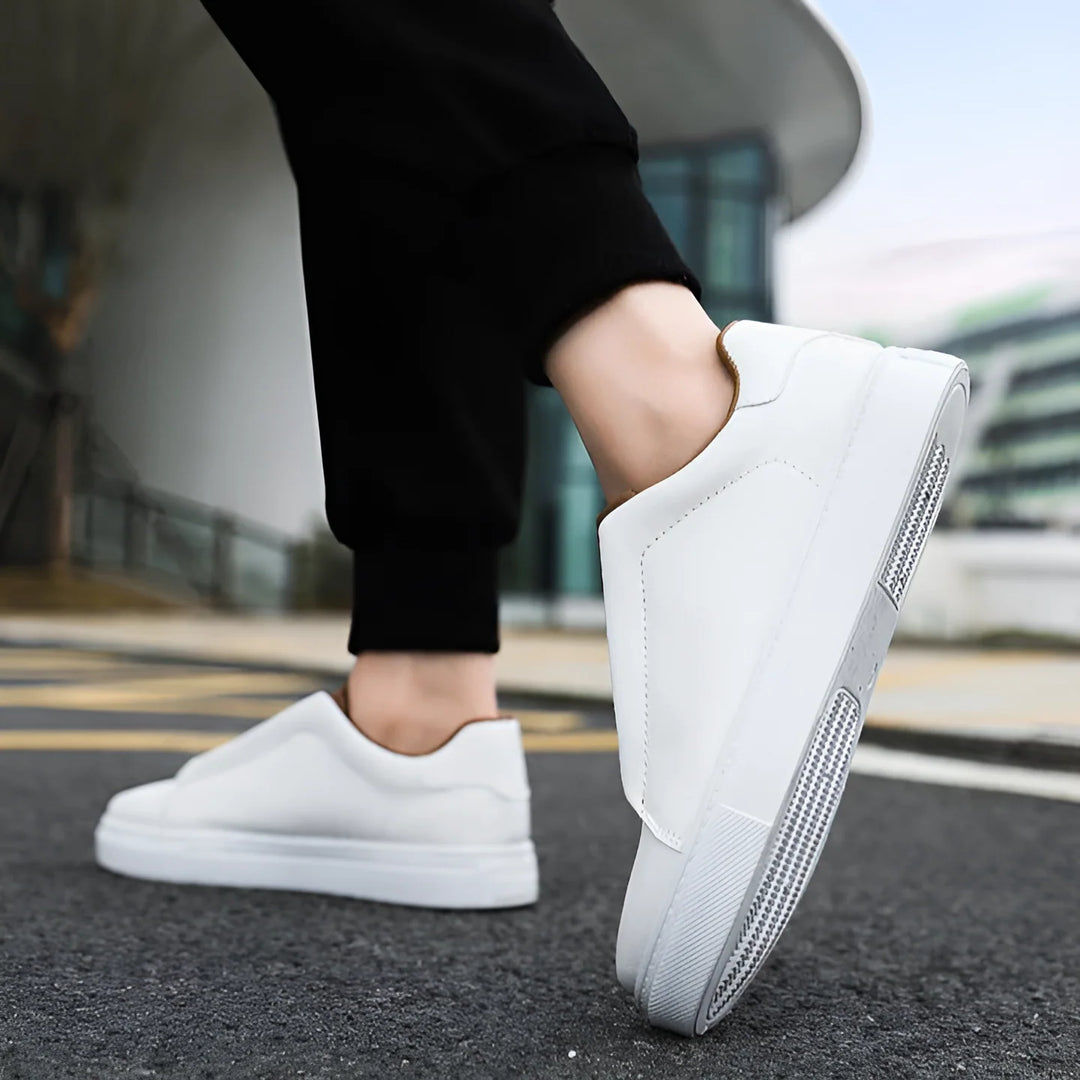 Sneakersy męskie skórzane o uniwersalnym fasonie z kontrastową podeszwą widok z boku