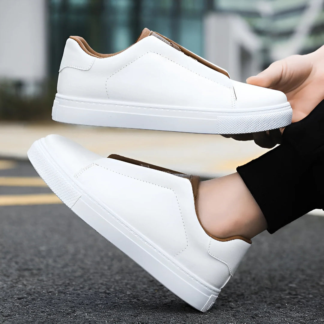 Sneakersy męskie minimalistyczne z gładkim wykończeniem i brązowymi detalami widok z góry