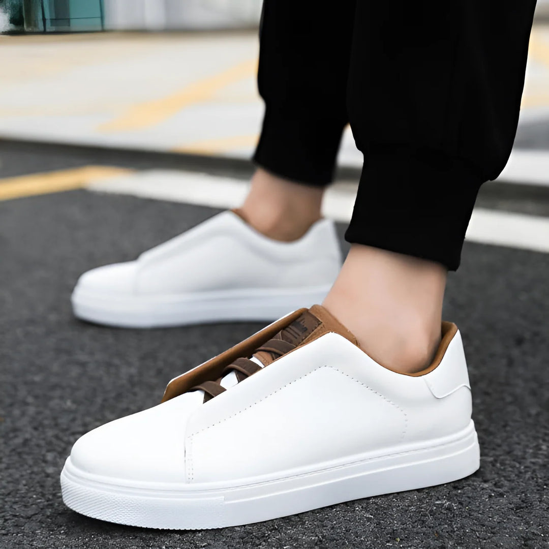 Sneakersy męskie casualowe z czarną cholewką i białą podeszwą widok z tyłu