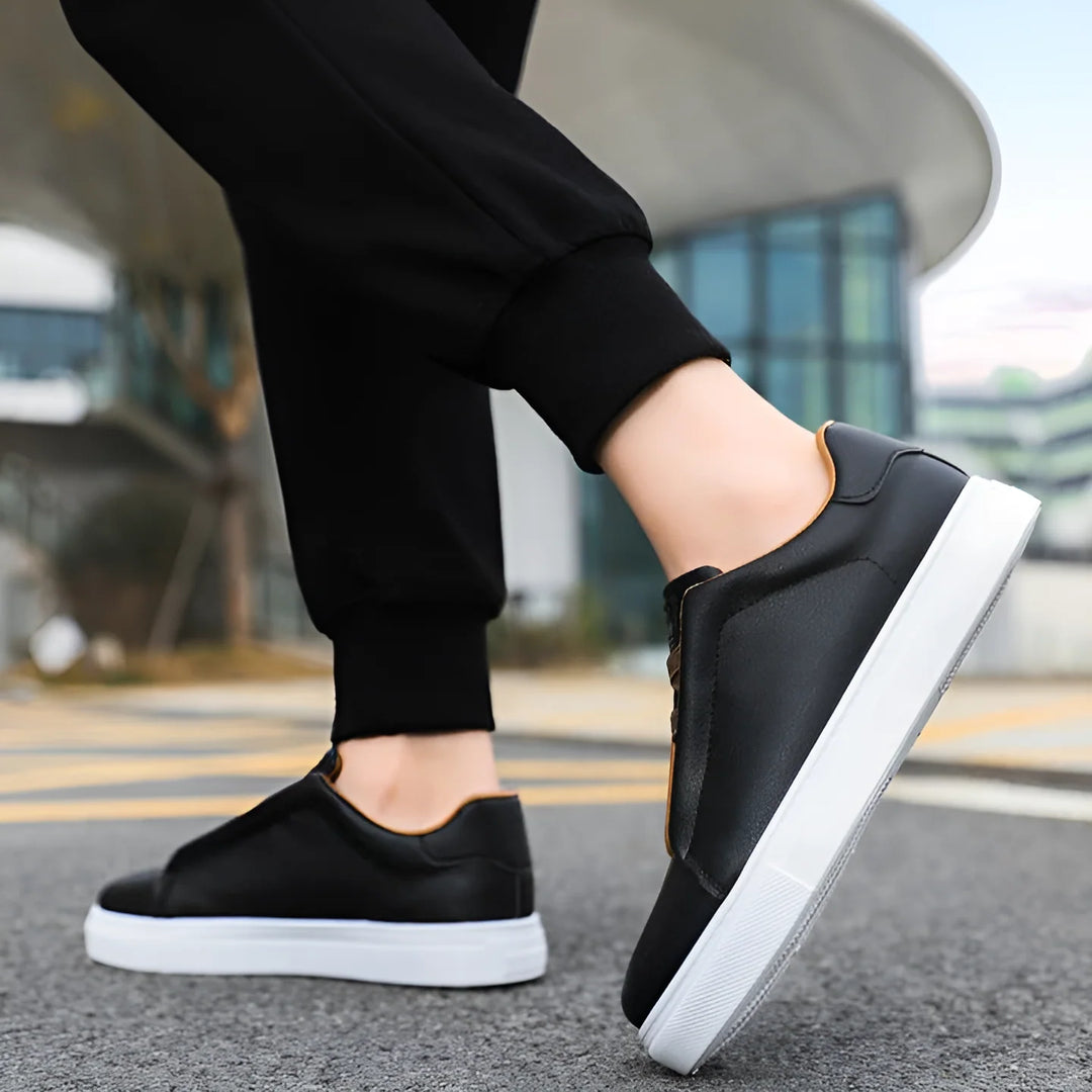 Sneakersy męskie minimalistyczne z niską sylwetką i białą podeszwą widok z drugiej strony