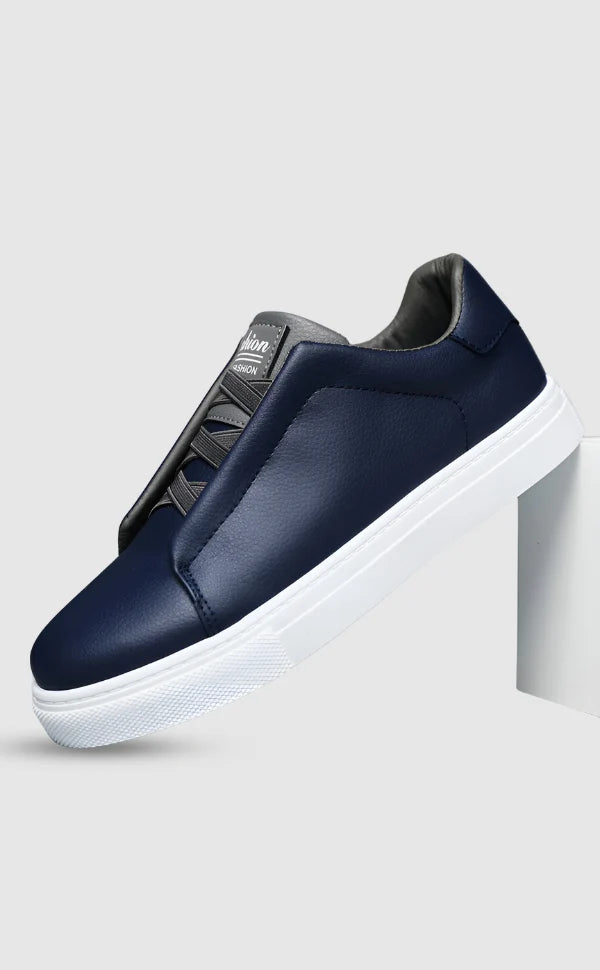 Sneakersy męskie minimalistyczne z czarnej skóry z brązowym wykończeniem przy sznurowaniu widok z boku