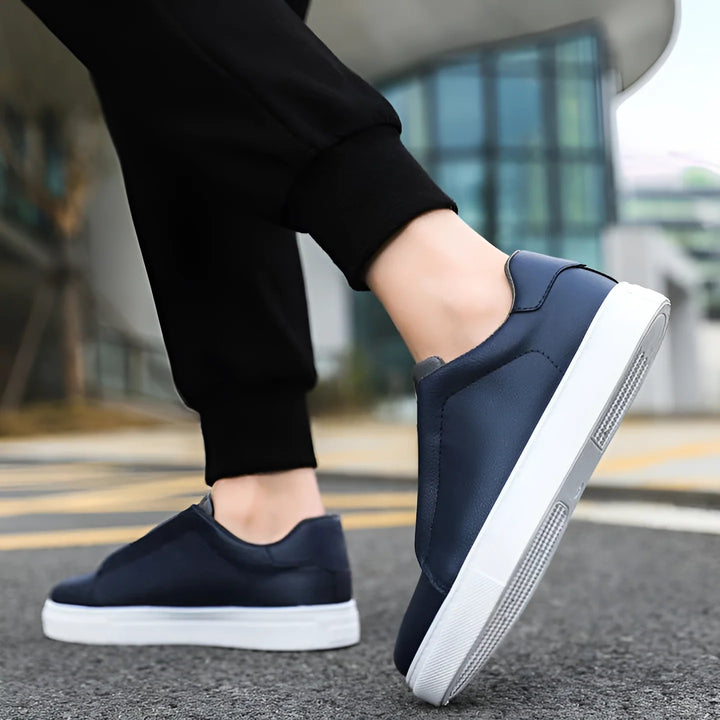 Sneakersy męskie minimalistyczne z gładką czarną cholewką i białą podeszwą widok z tyłu