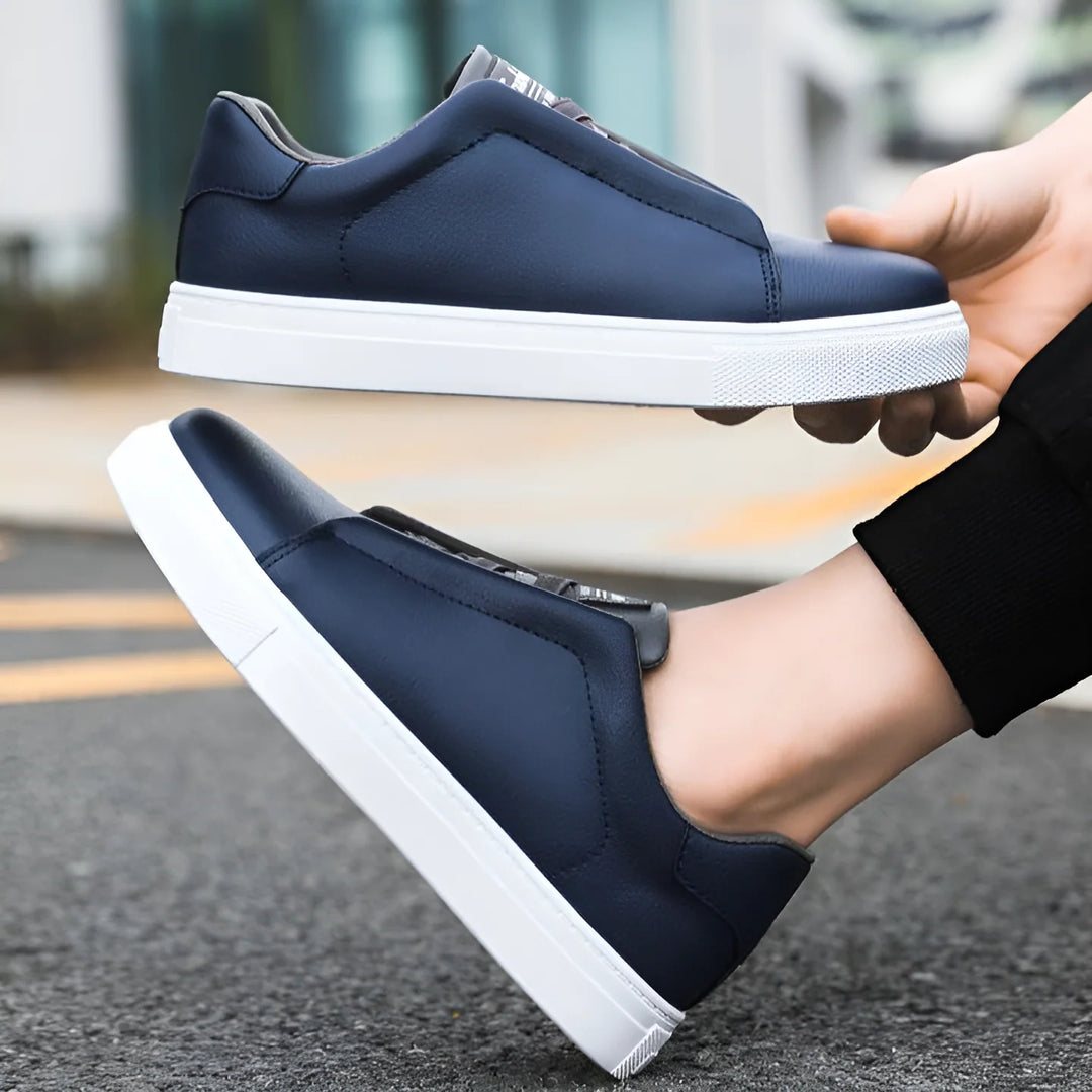 Sneakersy męskie casualowe z brązowymi detalami przy sznurowaniu widok z góry