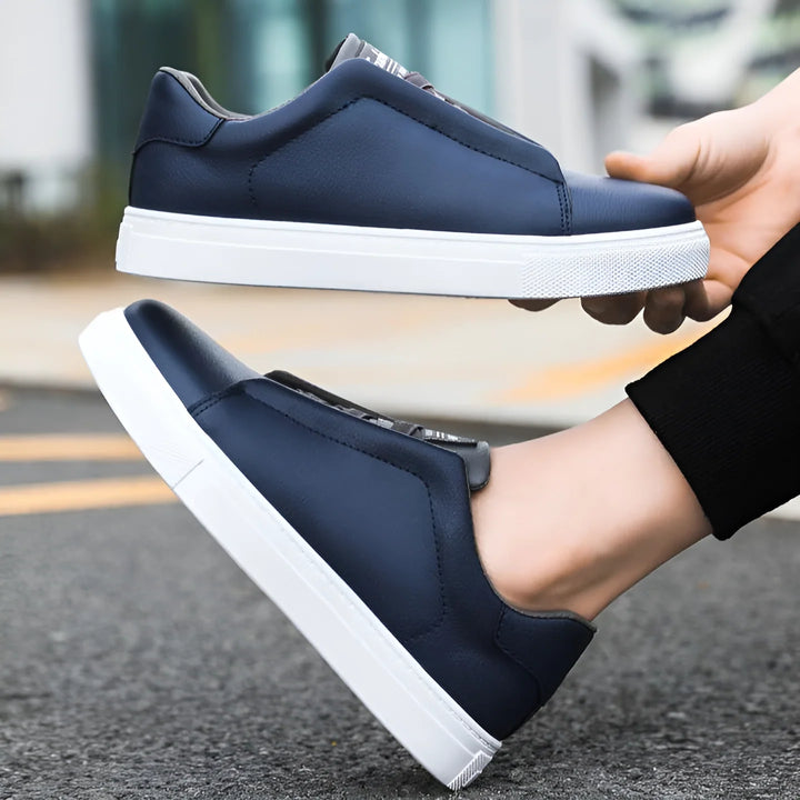 Sneakersy męskie casualowe z brązowymi detalami przy sznurowaniu widok z góry