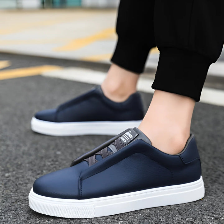 Sneakersy męskie minimalistyczne z czarnej skóry i brązowymi akcentami widok detalu cholewki