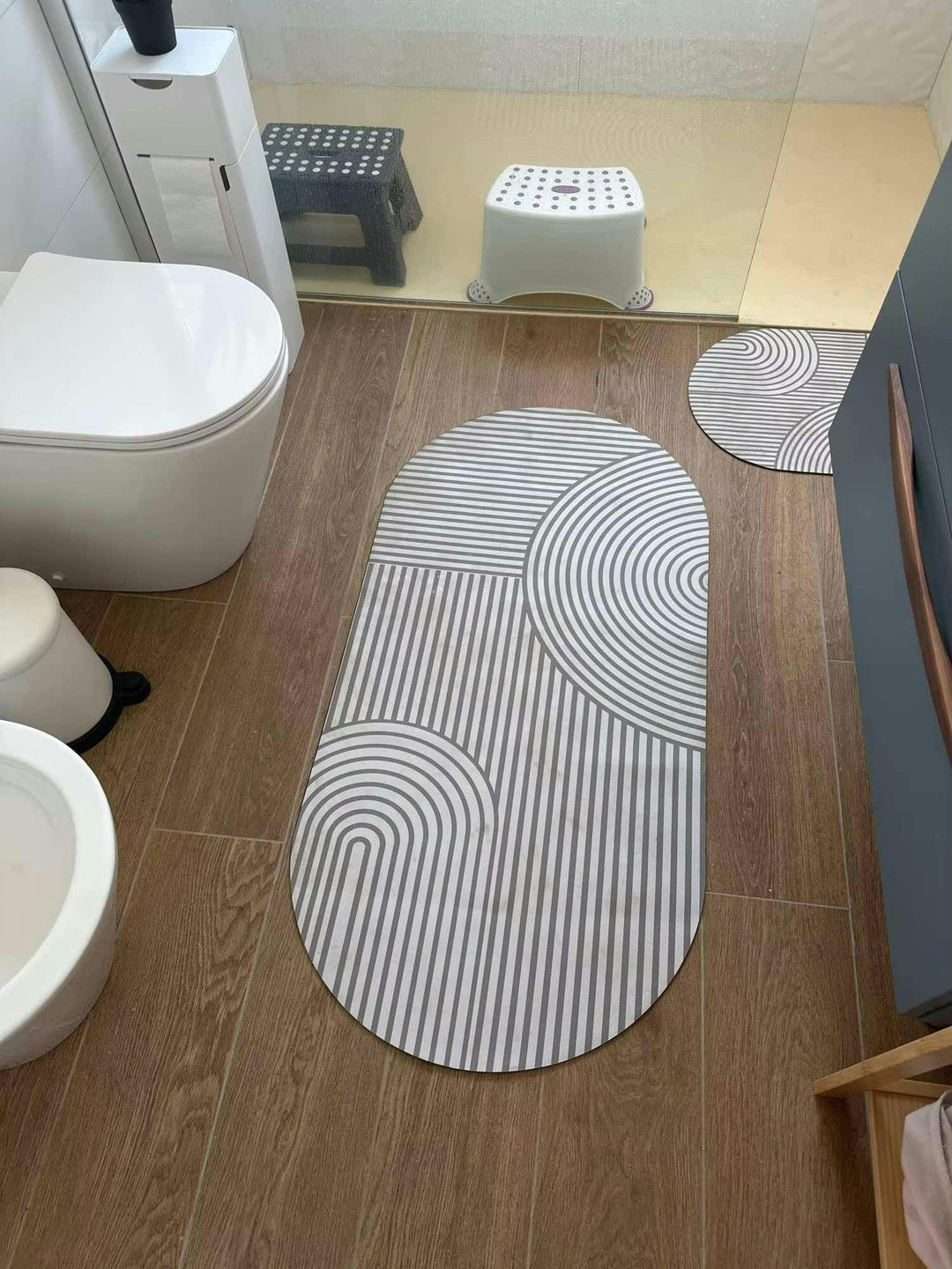 Zestaw mat kuchennych z absorpcyjną powierzchnią i eleganckim wzorem geometrycznym