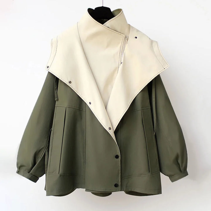 Kurtka damska oversize z przodu widok dwukolorowej stylizacji khaki beż z luźnym krojem