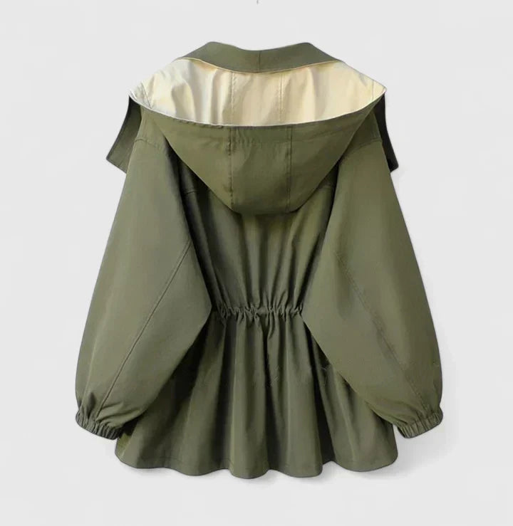Kurtka damska oversize tylny widok dwukolorowej kurtki khaki z beżowymi wstawkami