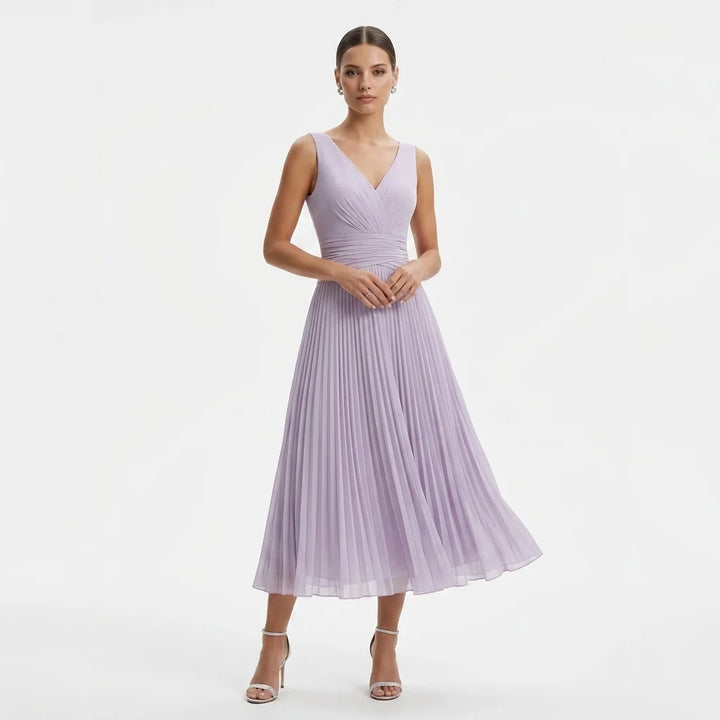 Pełna sylwetka sukienki midi w błękitnym odcieniu z bezrękawowym krojem i eleganckim opadem