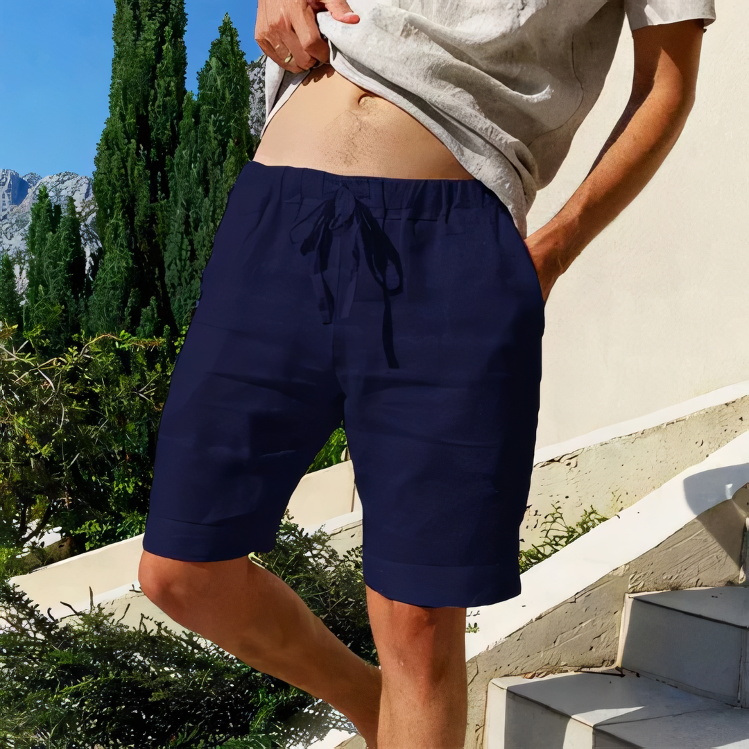 Lniane szorty męskie w codziennej stylizacji, widok z przodu na modelu