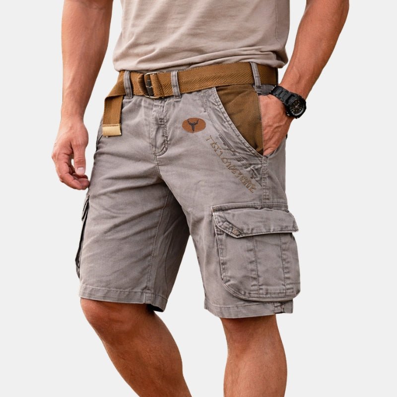 Jarosław nosi Krótkie Spodenki Cargo z Kieszeniami Letnie w kolorze szarym z paskiem i t-shirtem