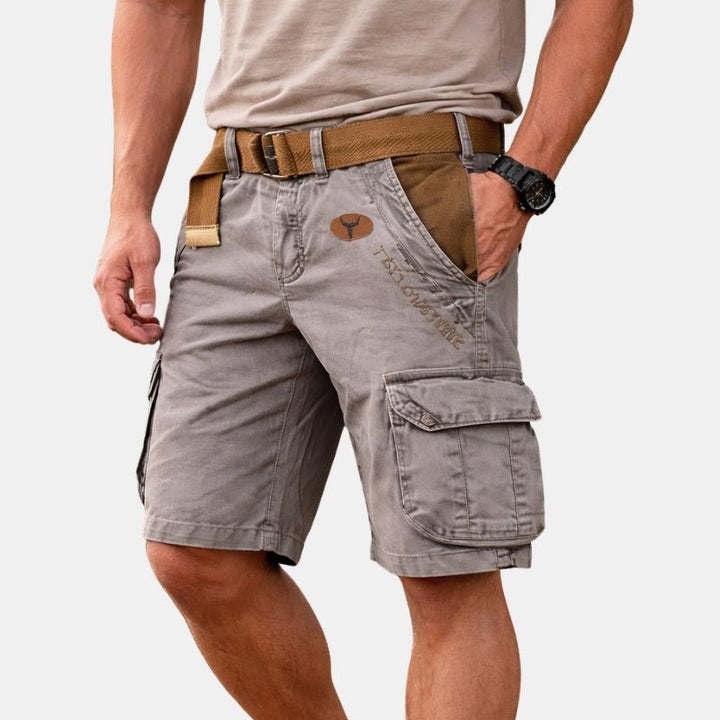 Jarosław nosi Krótkie Spodenki Cargo z Kieszeniami Letnie w kolorze szarym z paskiem i t-shirtem