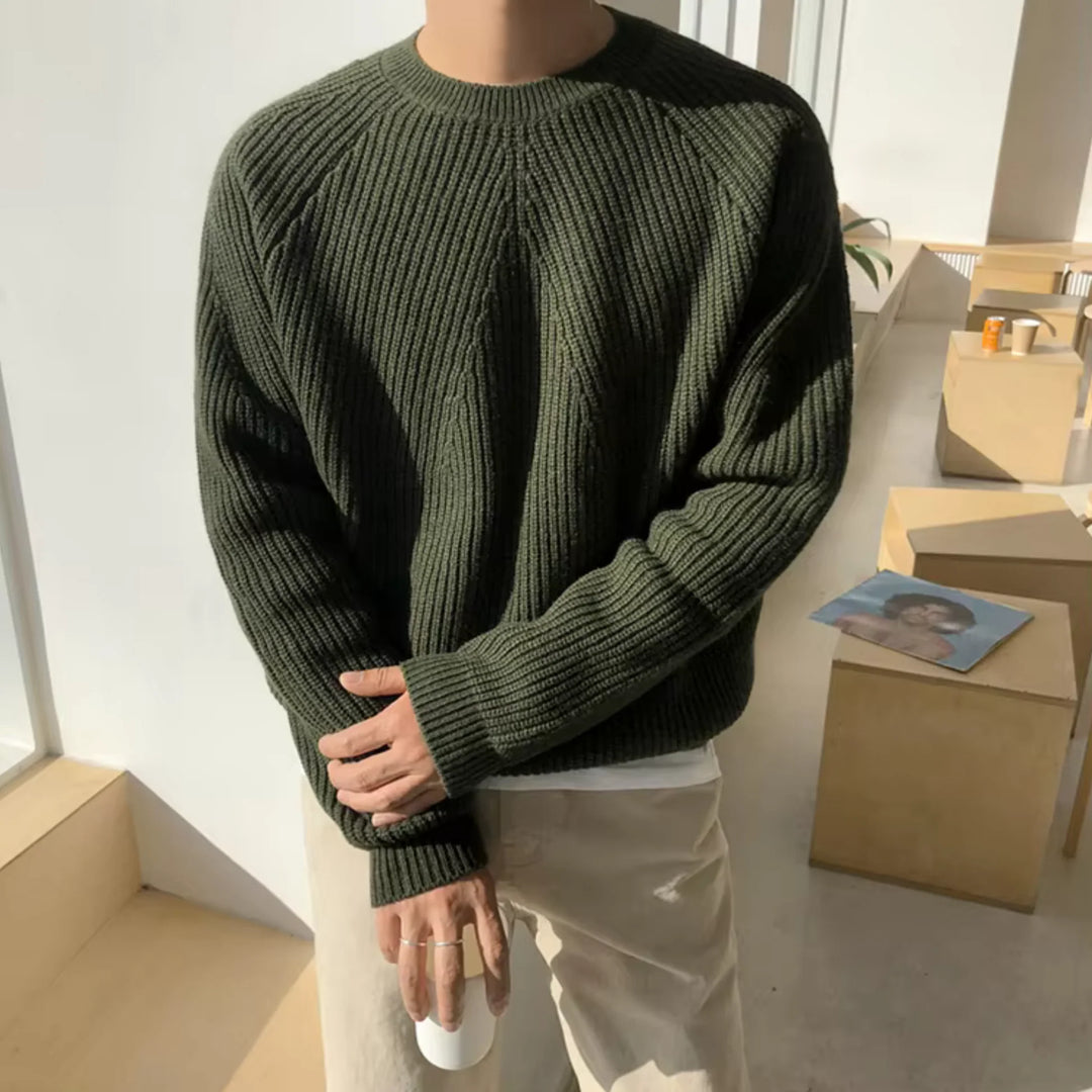 Sweter męski prążkowany w kolorze khaki z okrągłym dekoltem i regularnym krojem na modelu