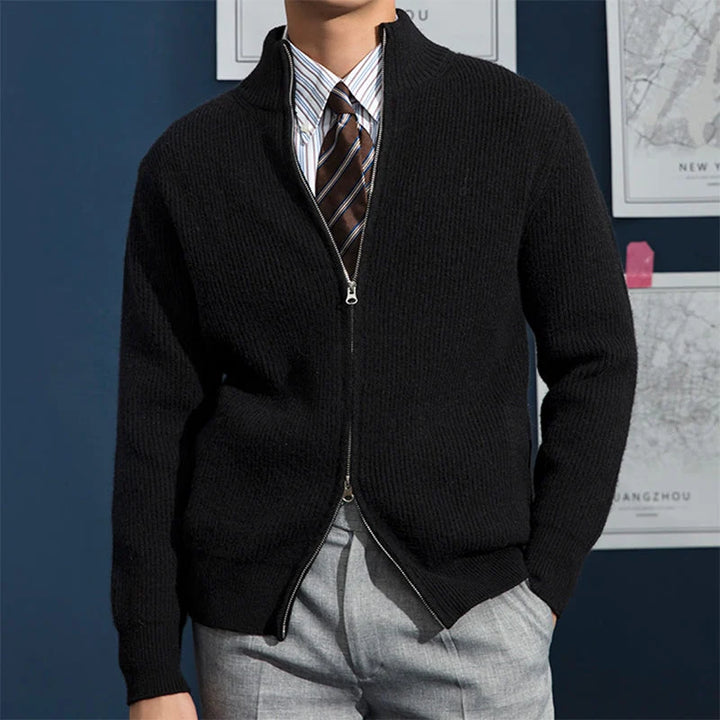Męski sweter na suwak z żebrowaną strukturą, stylizacja casualowa z eleganckimi spodniami