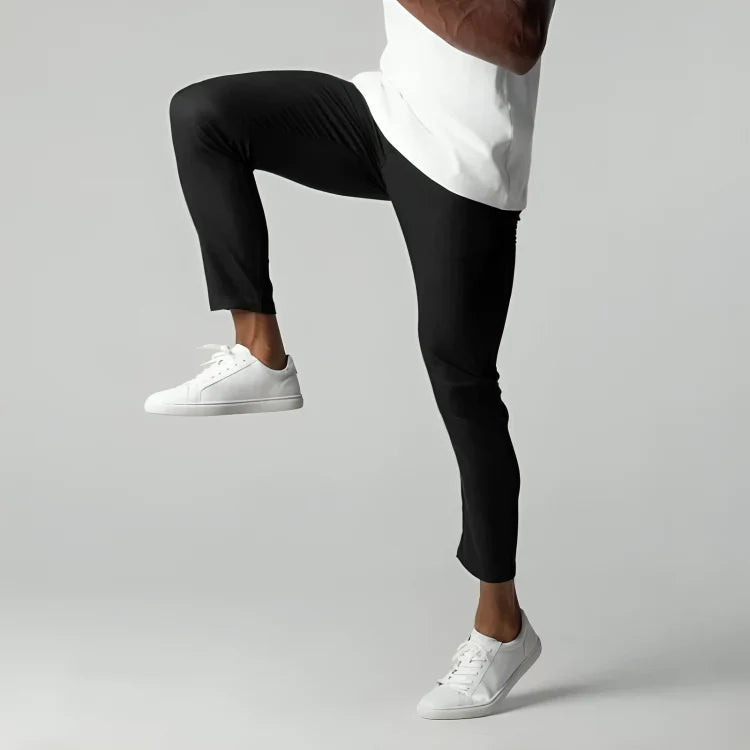 Widok z boku męskich spodni chino slim fit z wygodnym krojem i strukturalną tkaniną
