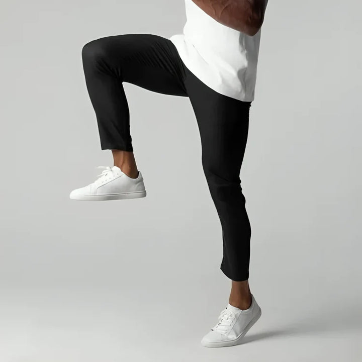 Widok z boku męskich spodni chino slim fit z wygodnym krojem i strukturalną tkaniną
