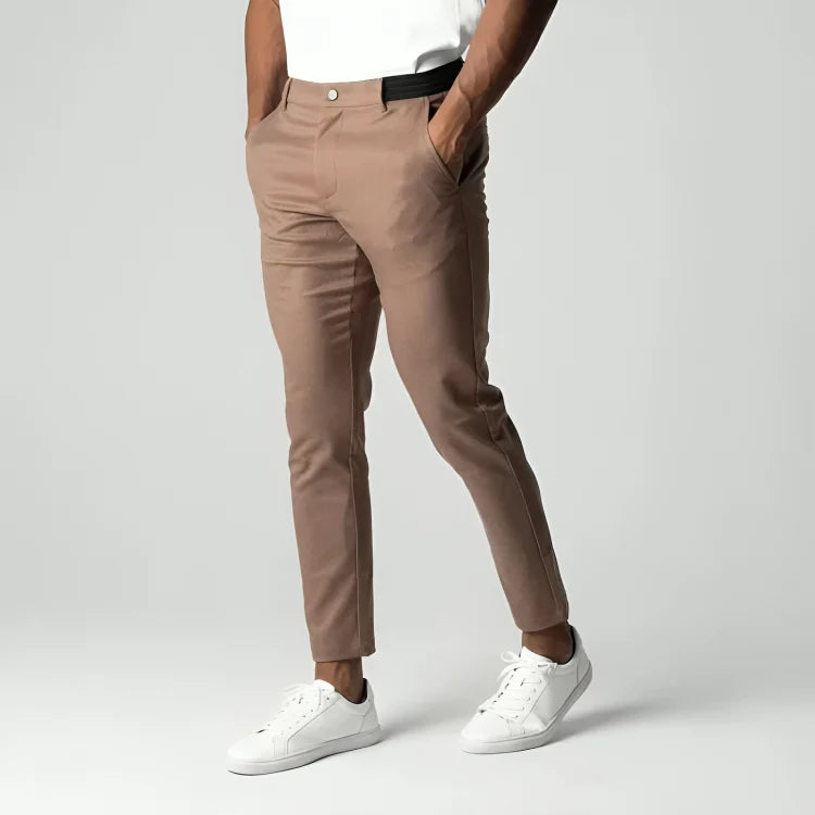 Spodnie chino męskie slim fit zestawione z białymi sneakersami w codziennej stylizacji