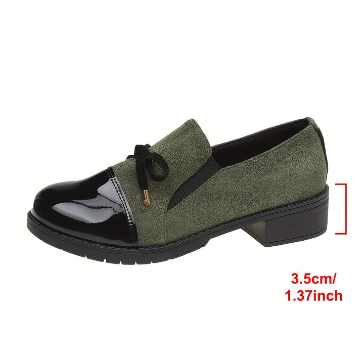 Eleganckie czarne mokasyny damskie z kokardką i lakierowanym noskiem w codziennym użyciu