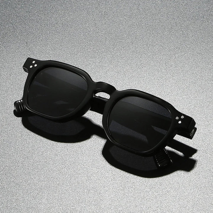Retro okulary przeciwsłoneczne z ciemnymi szkłami i lekką ramą w stylu vintage