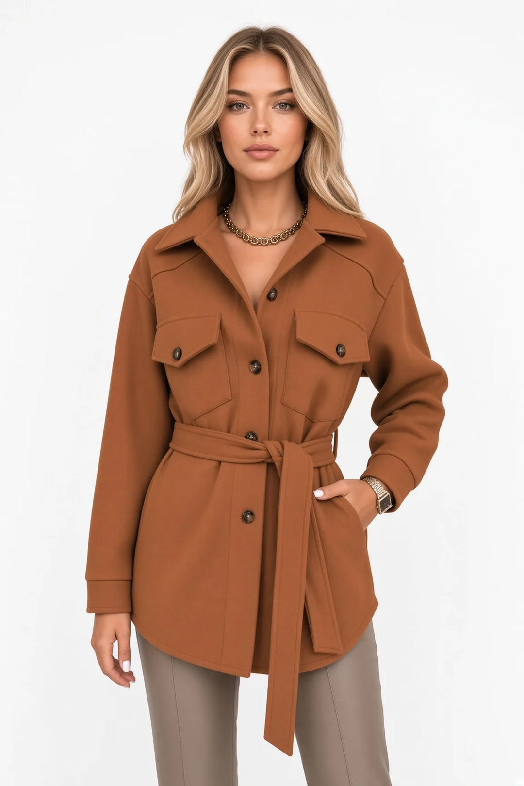 Kurtka damska oversized beżowa z detalem kieszeni naszywanych z klapkami na guziki