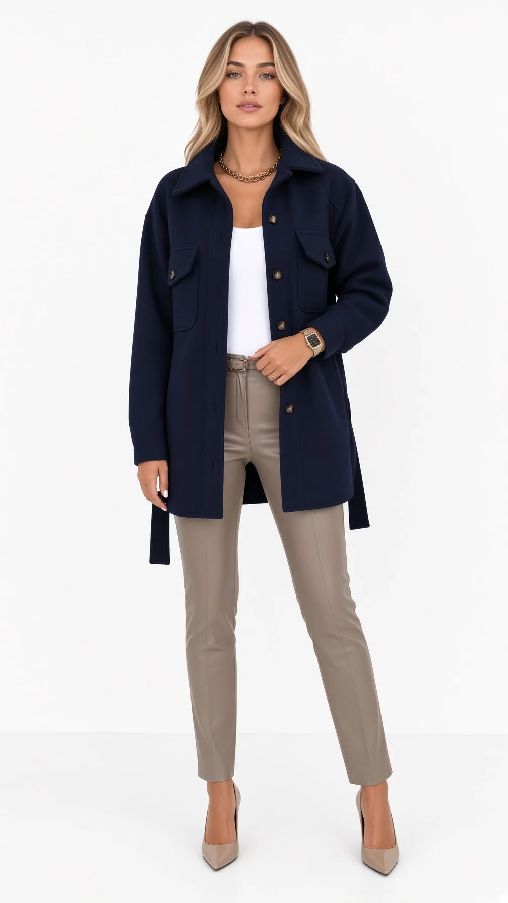 Kurtka damska oversized beżowa noszona z eleganckimi spodniami i szpilkami na różne okazje