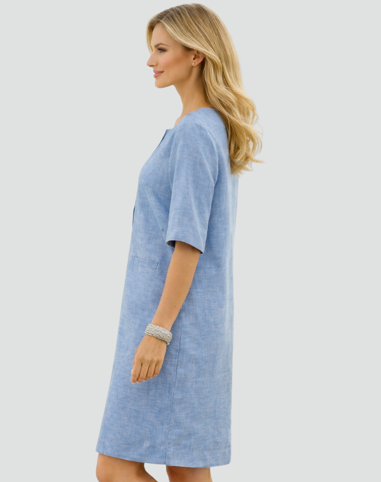 Widok z przodu na sukienkę midi o luźnym kroju z naturalną tkaniną i subtelnym rozcięciem