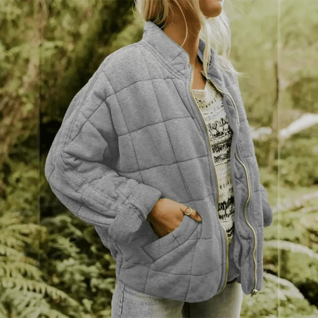 Modelka w ruchu nosząca damską kurtkę przejściową oversize z jeansami