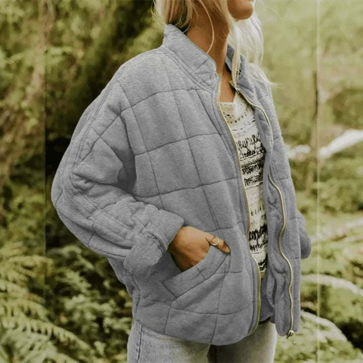 Modelka w ruchu nosząca damską kurtkę przejściową oversize z jeansami