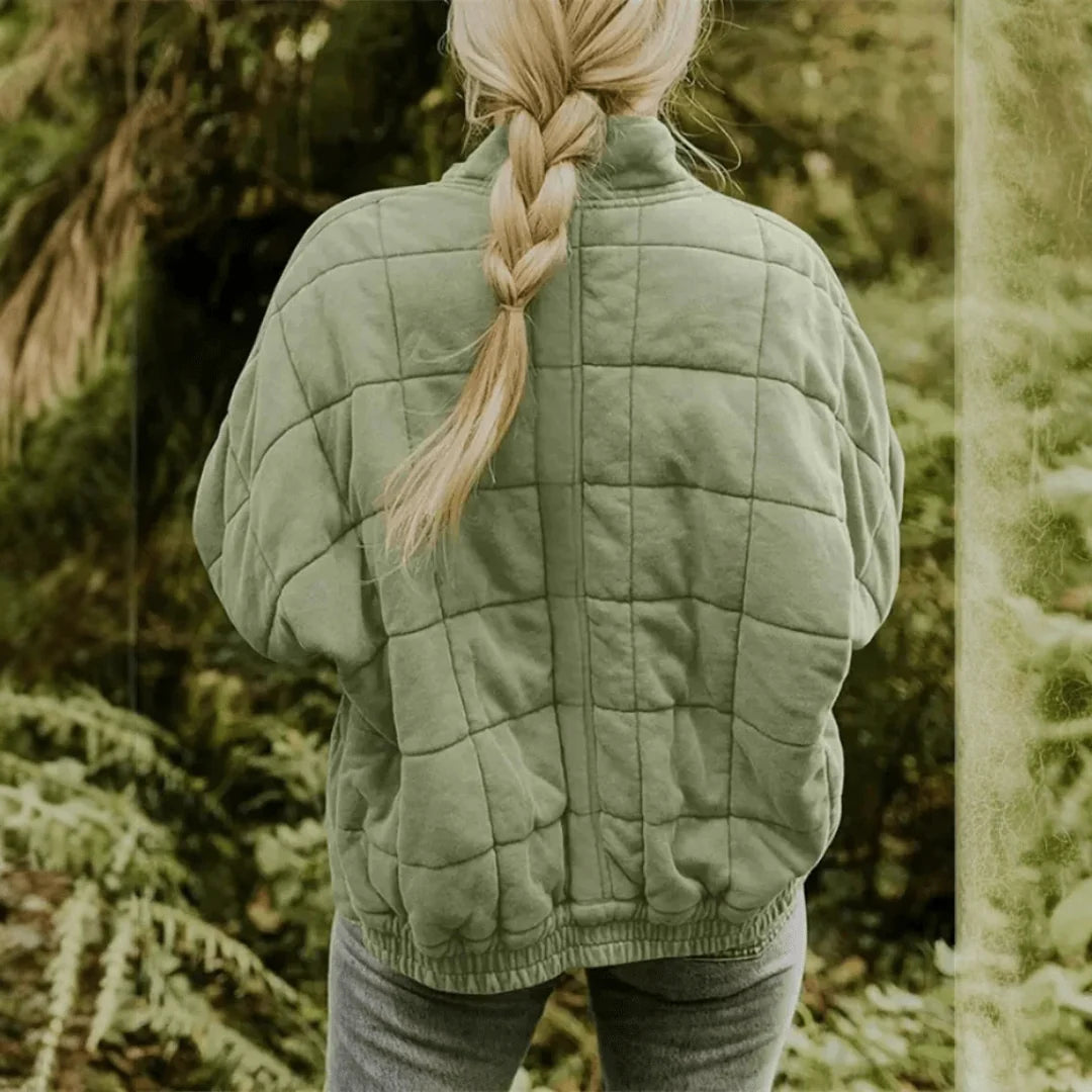 Modelka w damskiej kurtce przejściowej oversize podczas jesiennego spaceru