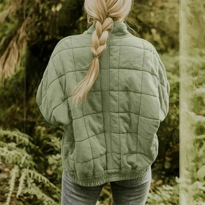 Modelka w damskiej kurtce przejściowej oversize podczas jesiennego spaceru