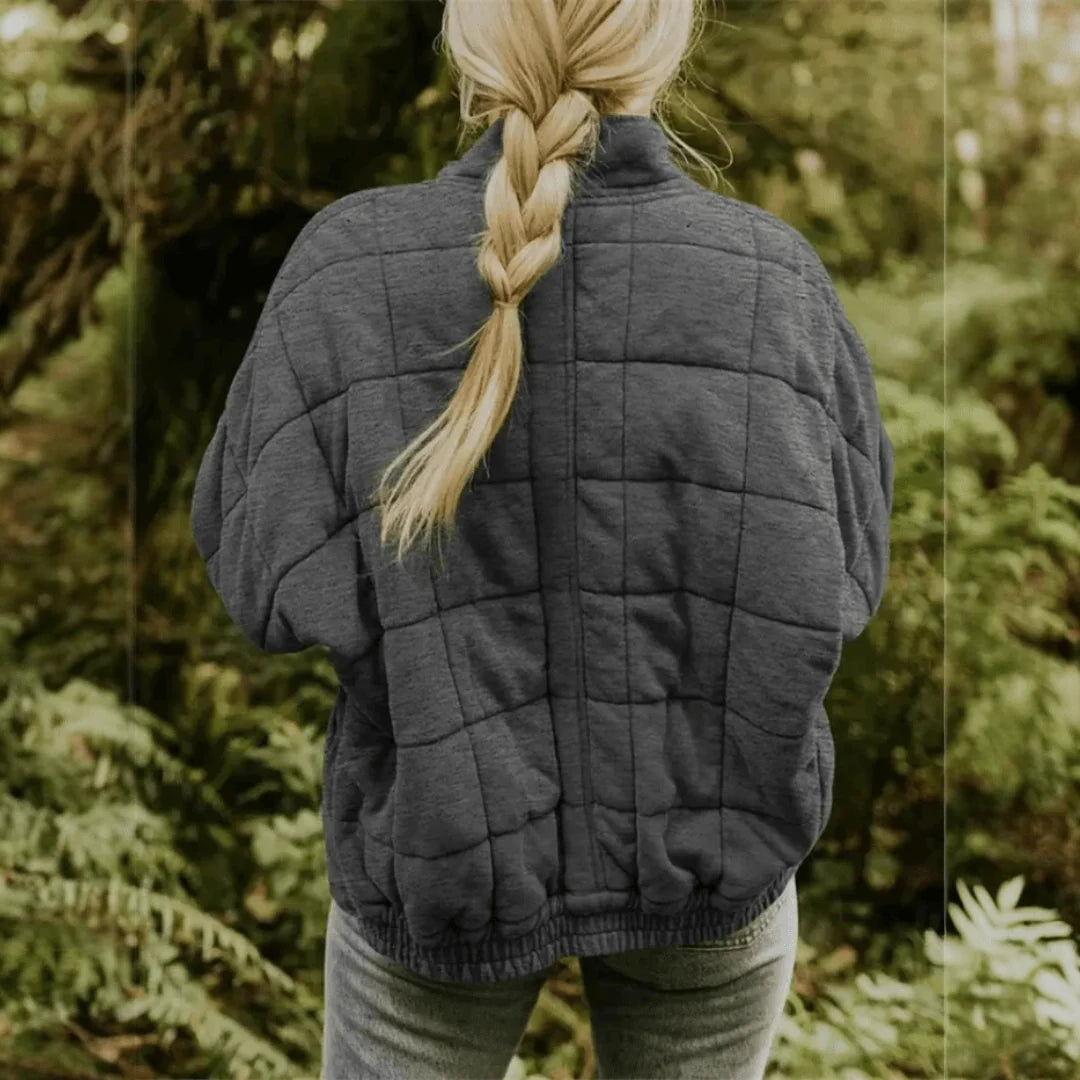 Modelka w damskiej kurtce przejściowej oversize prezentująca swobodny wygląd na co dzień