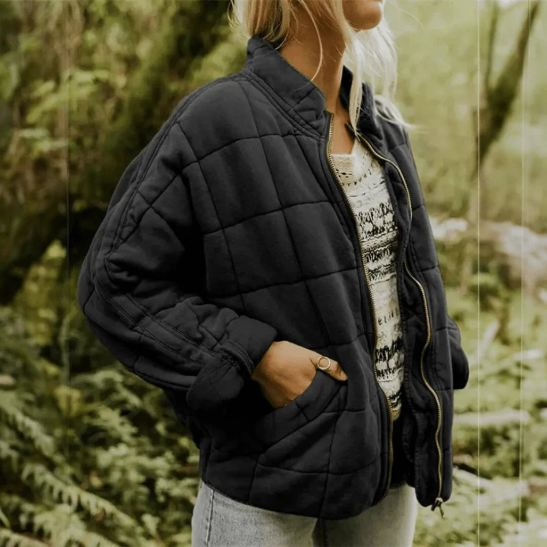 Modelka w damskiej kurtce przejściowej oversize zestawionej z casualowym strojem na wiosnę