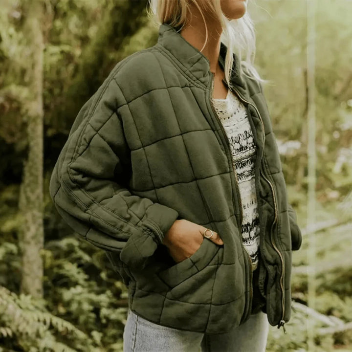 Modelka w damskiej kurtce przejściowej oversize demonstrująca swobodny luźny krój