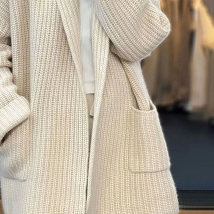 Damski kardigan dzianinowy oversize z praktycznymi kieszeniami i dekoltem w serek, casualowy styl na jesień