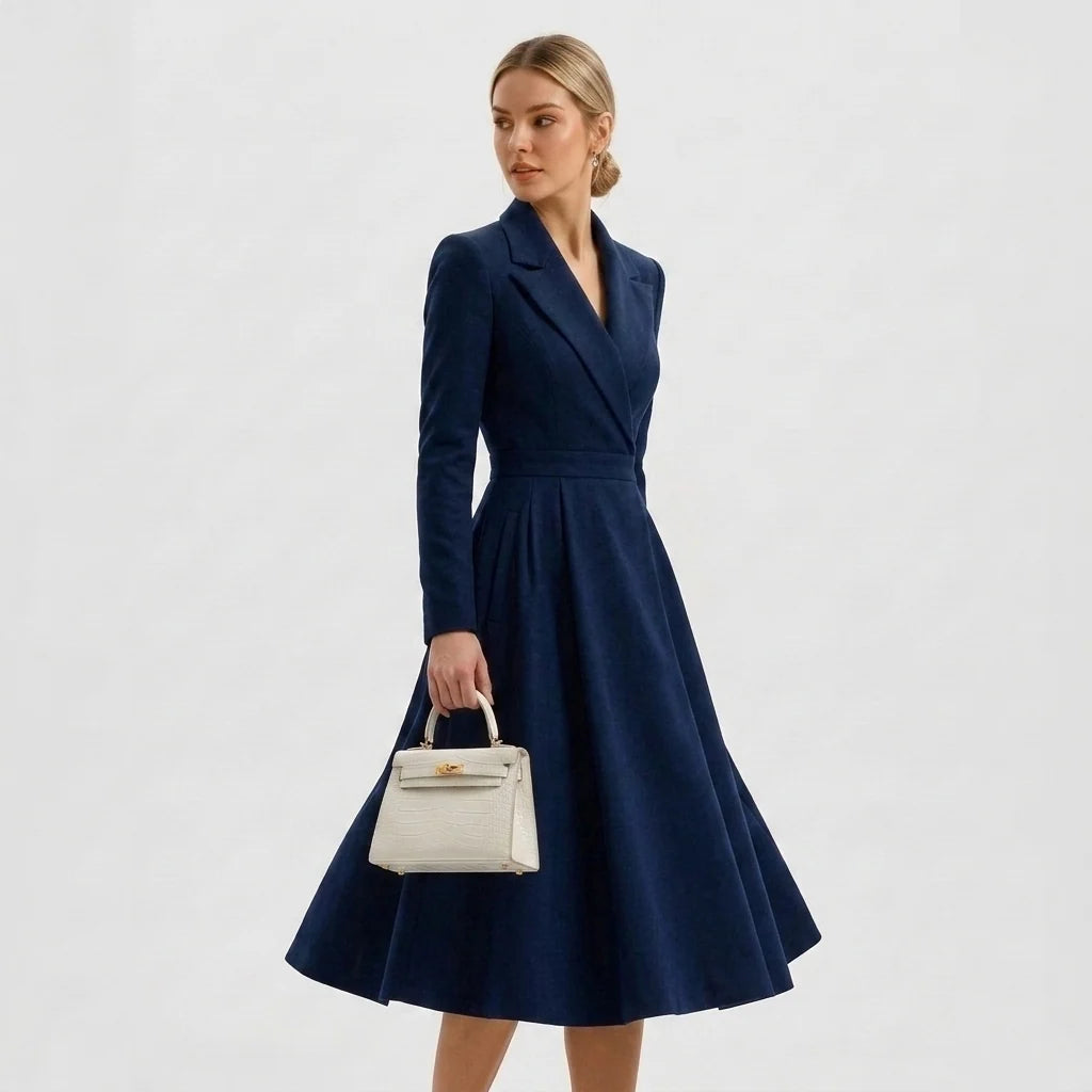 Elegancka sukienka midi z klapami kołnierza i podkreśloną talią, widok z tyłu