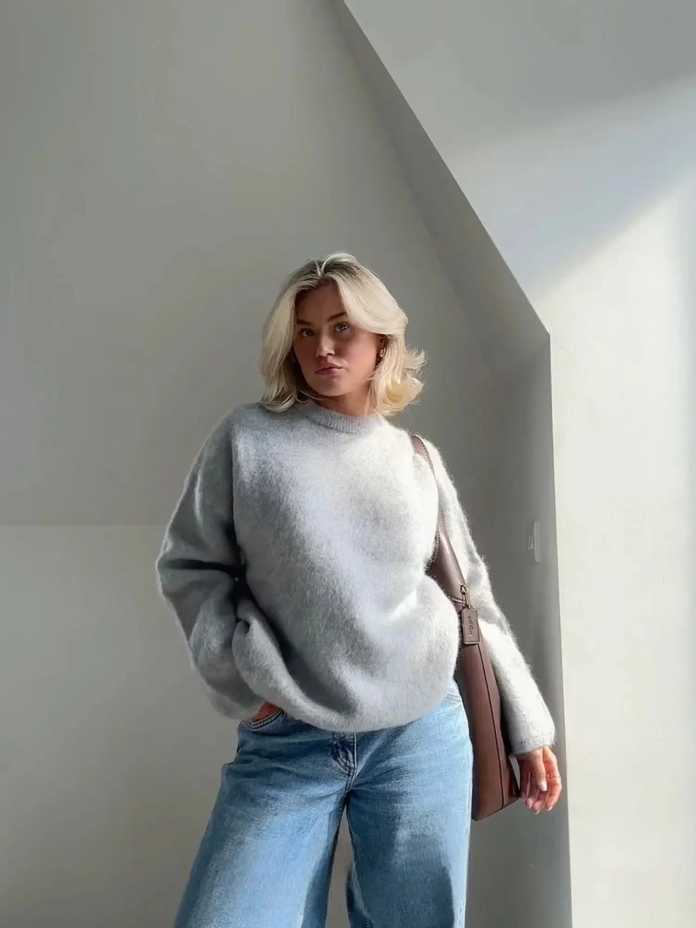 Sweter damski mohair oversized z tyłu pokazujący luźny krój i długie rękawy