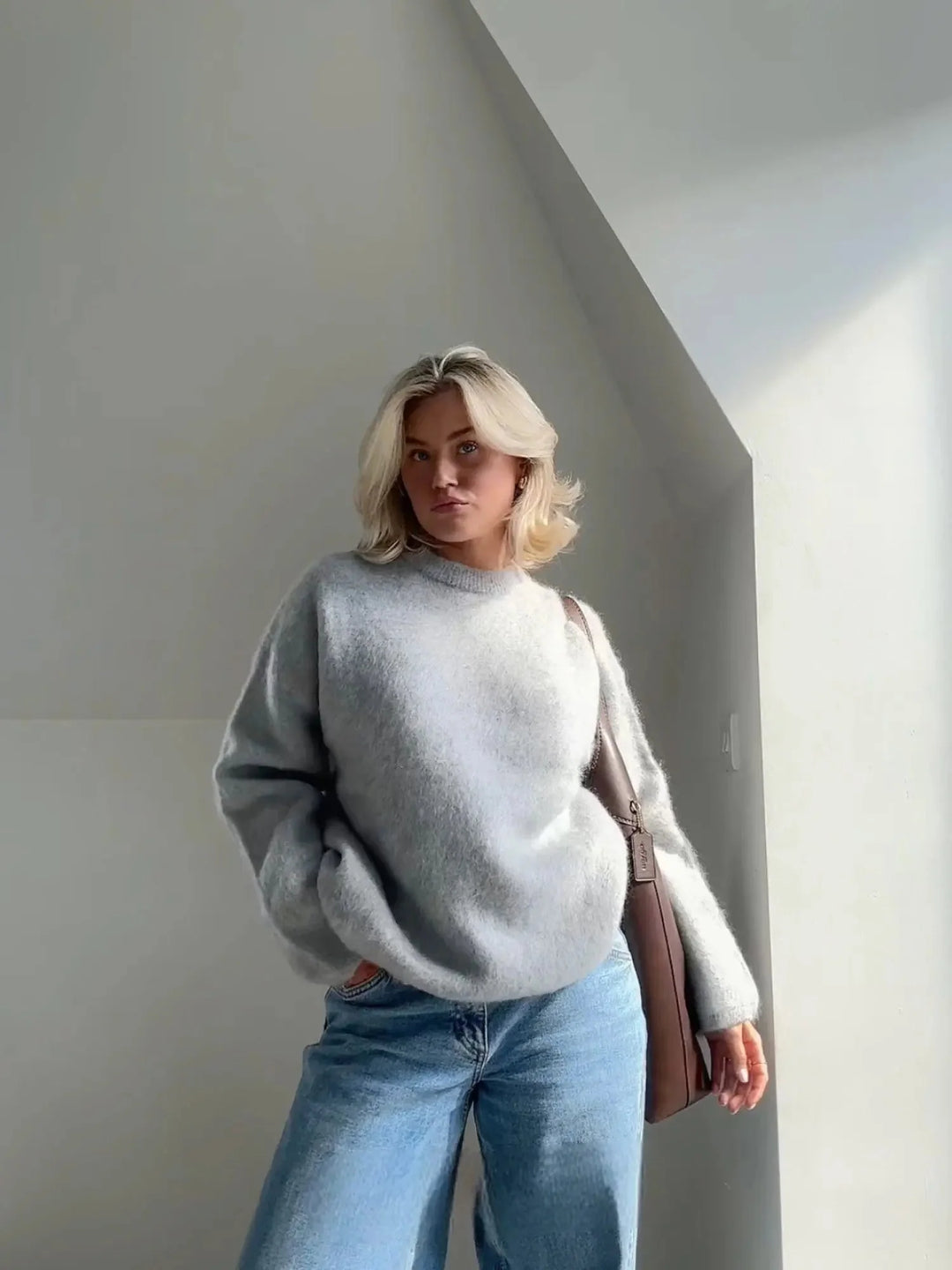 Sweter damski mohair oversized z tyłu pokazujący luźny krój i długie rękawy