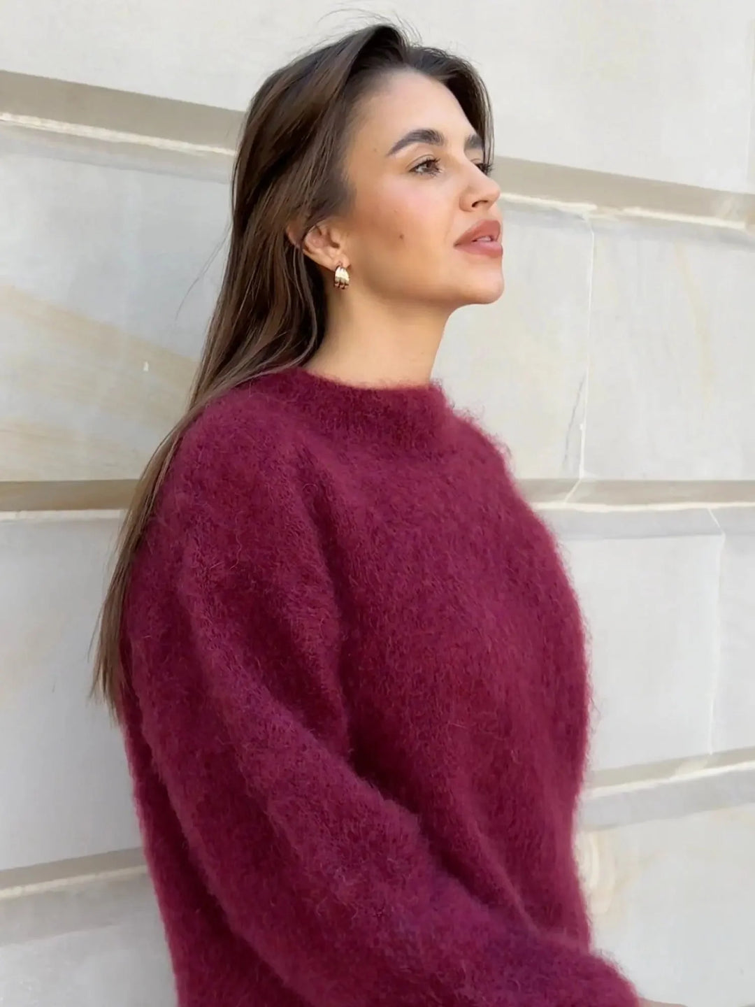 Sweter damski mohair oversized w kolorze kremowym zestawiony z białą spódnicą