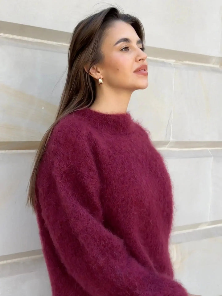 Sweter damski mohair oversized w kolorze kremowym zestawiony z białą spódnicą