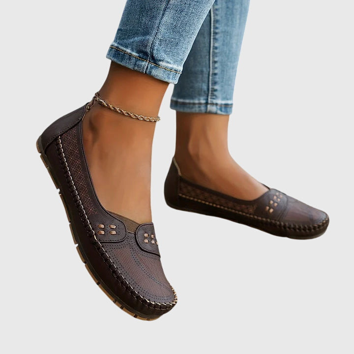 Beżowe buty ortopedyczne damskie wsuwane w stylu mokasyn na stopie modelki z widocznym profilem