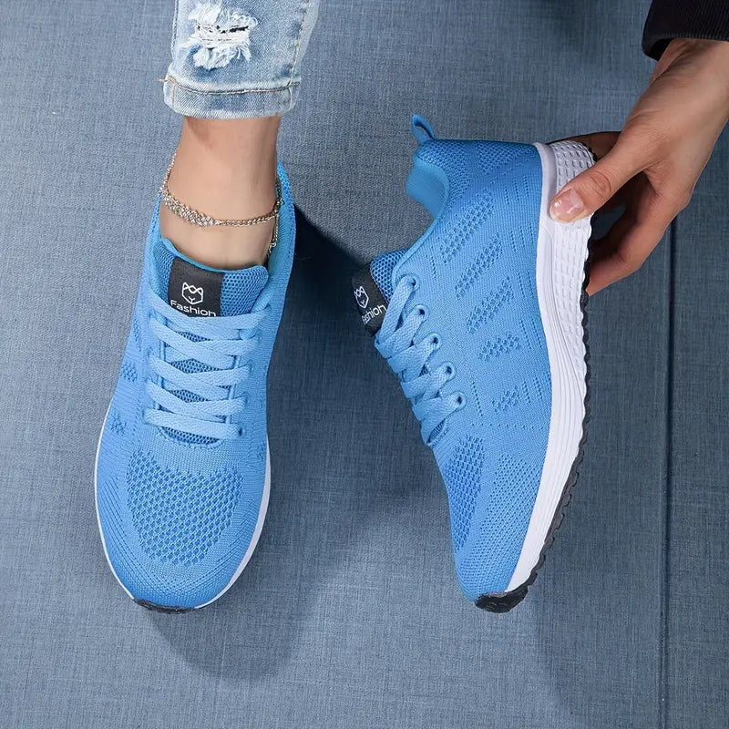 Buty ortopedyczne sportowe damskie w kolorze niebieskim z oddychającą siateczką i białą podeszwą na szarym tle