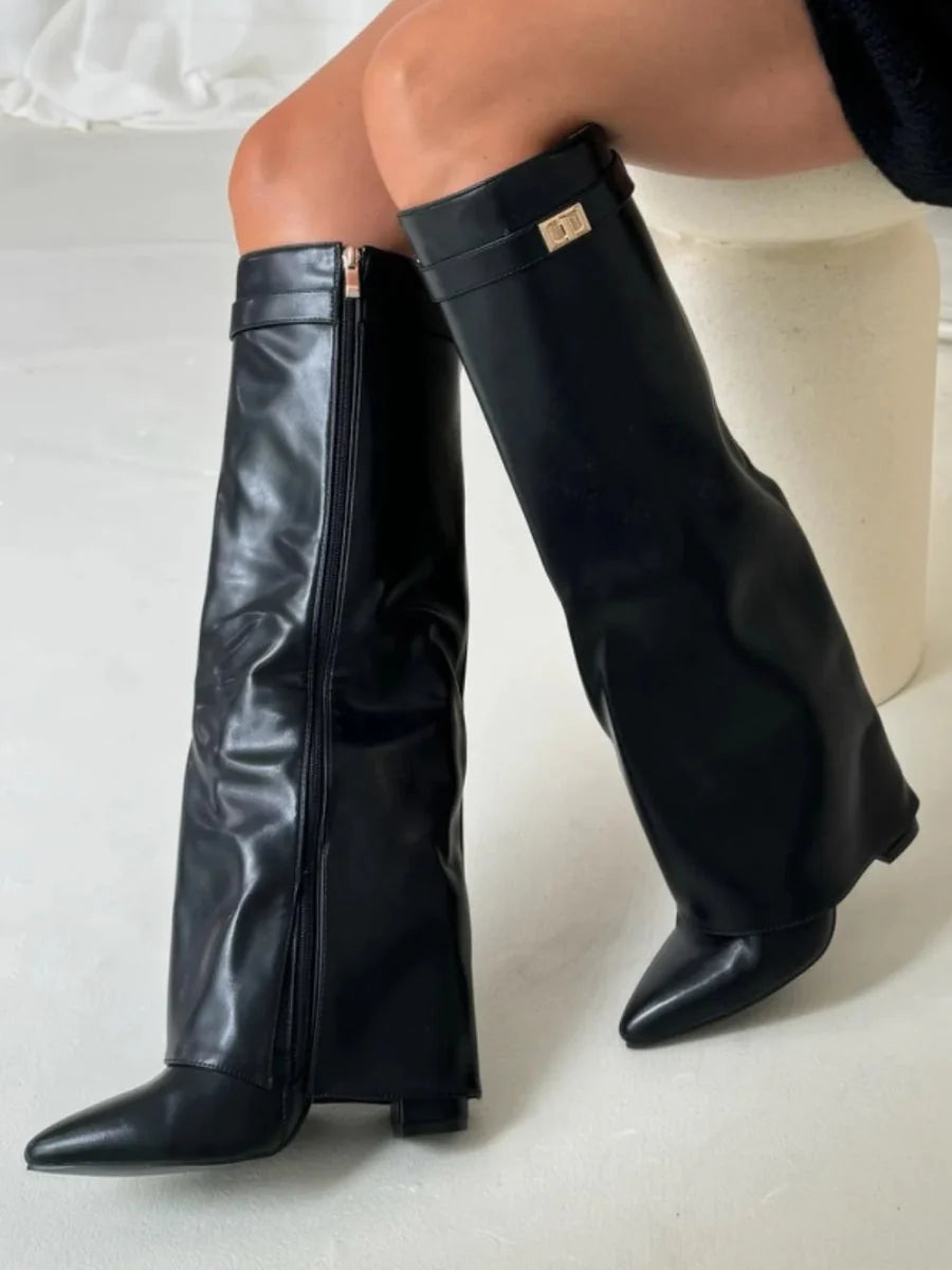 Wysokie kozaki eleganckie z minimalistycznym designem, widok boczny na nodze