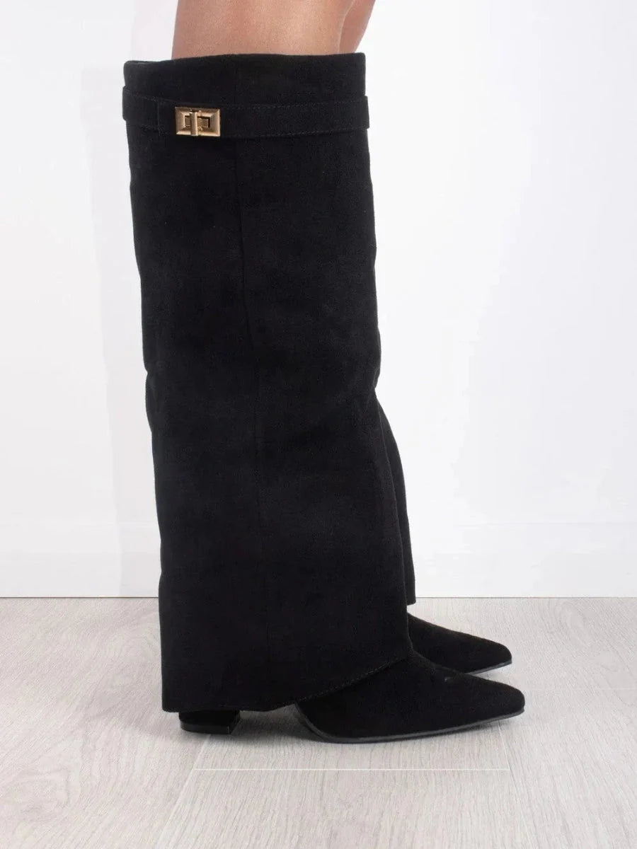 Eleganckie buty zimowe damskie z minimalistycznym designem i złotym detalem dekoracyjnym