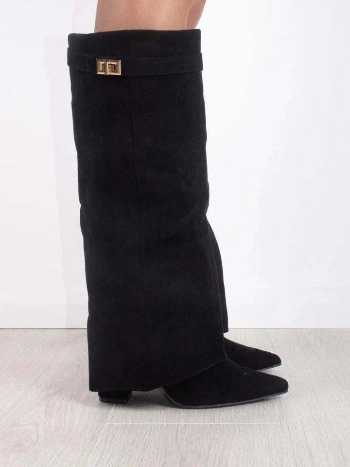Eleganckie buty zimowe damskie z minimalistycznym designem i złotym detalem dekoracyjnym