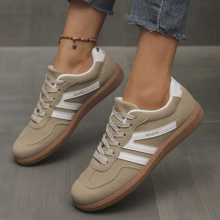 Sneakersy Damskie Niskie z panelami bocznymi i sznurowaniem z przodu, widok z góry na obuwie