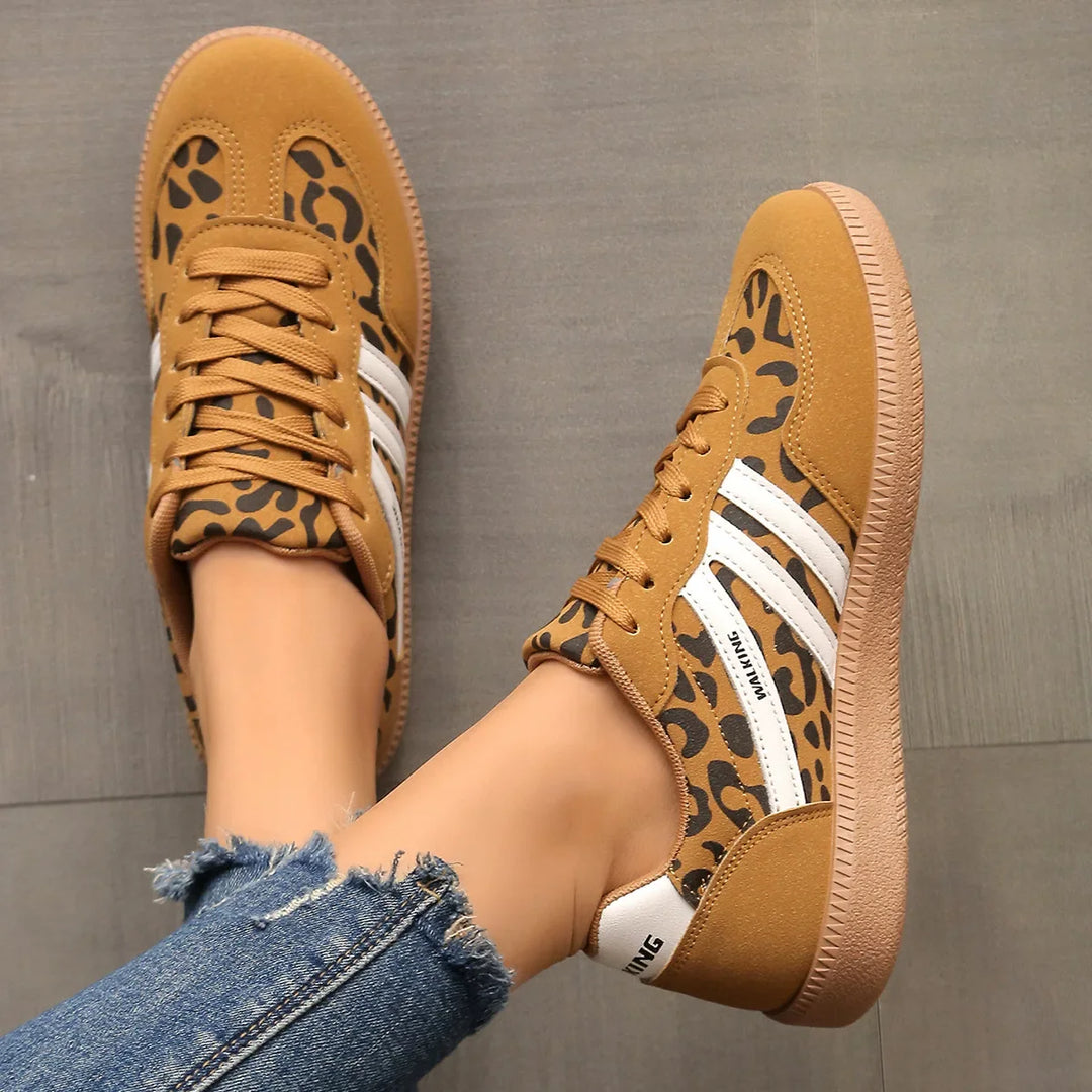 Sneakersy Damskie Niskie sznurowane z naszywką na pięcie, detal tylnej części buta