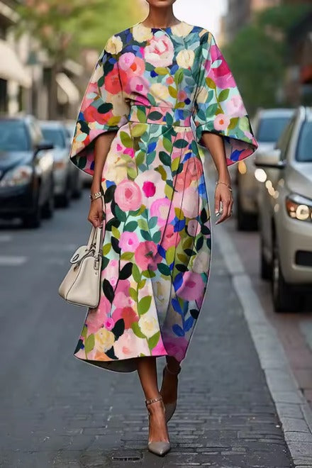 Sukienka Midi w Kolorowe Kwiaty z Szerokimi Rękawami z paskiem w talii, kolorowy nadruk kwiatowy, szerokie rękawy typu kimono, długość midi poniżej kolan