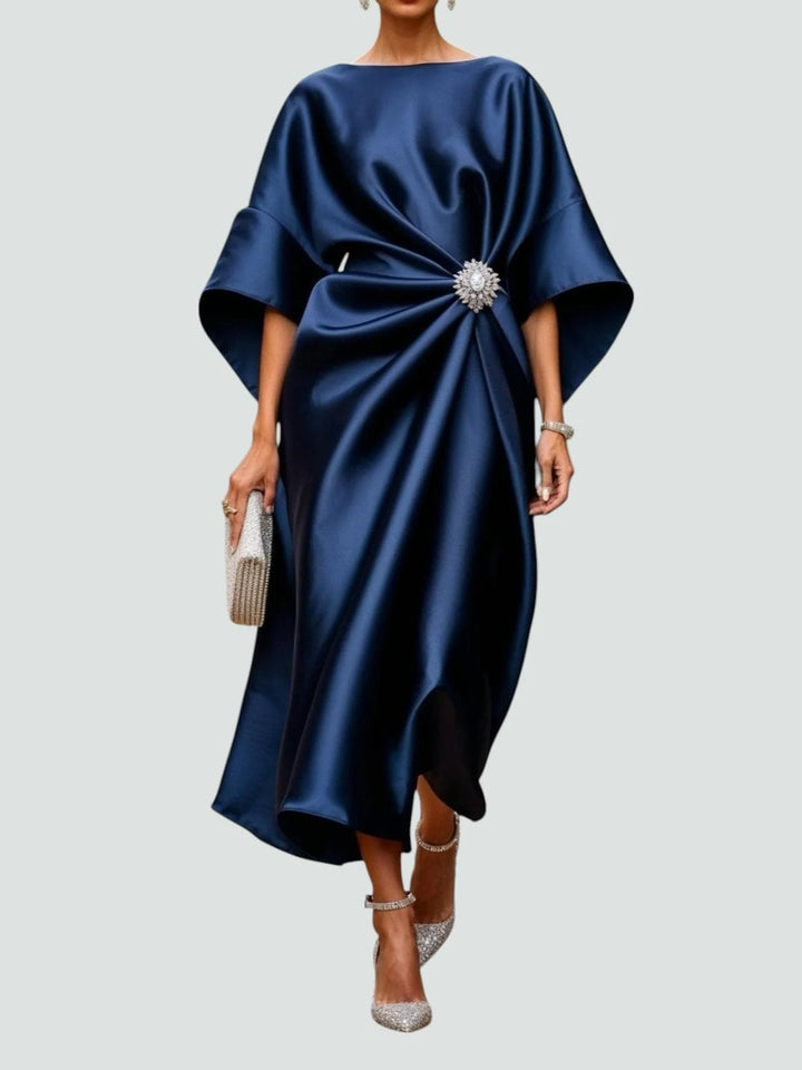 Sukienka na studniówkę midi satynowa w kolorze granatowym z szerokim rękawem kimono i drapowaniem w talii