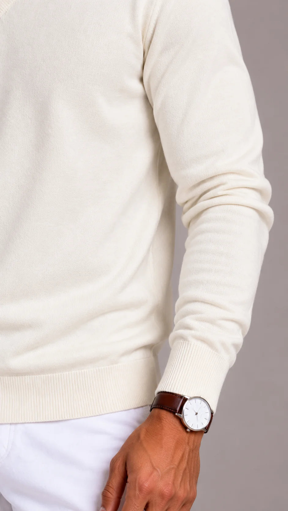 Sweter męski slim fit kremowy z dekoltem w serek, elastyczne wykończenia rękawów